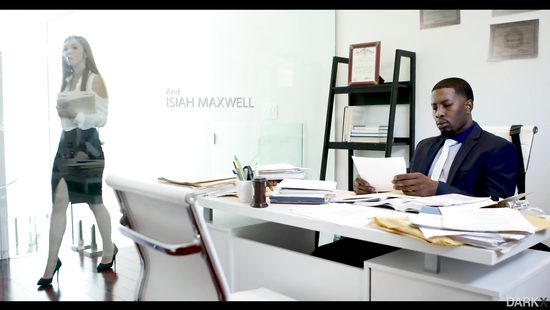 Длинноногая подружка подставляет волосатую щель для черного члена