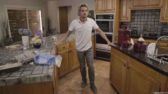 Друг вылизал волосатую киску, трахнул подругу в душе и в спальне