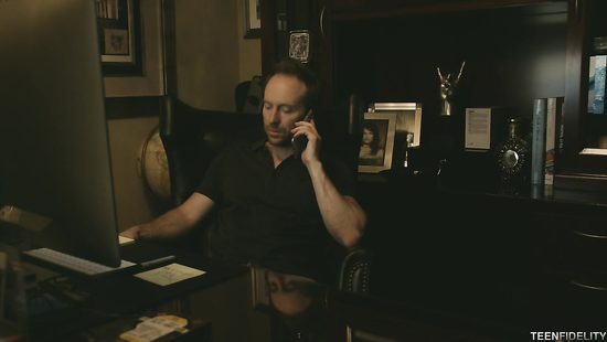 Худенькая блондинка с маленькими сиськами жёстко трахается с мужиком на камеру