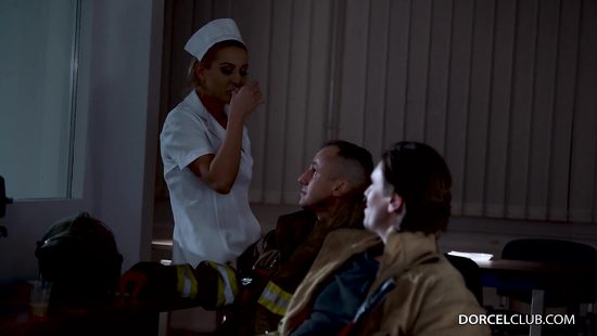 Похотливая медсестра удовлетворяет трех сотрудников МЧС в больничной палате