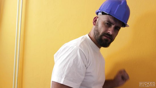 Вейперша нагло совратила строителя на анальный трах