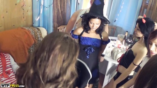 Русские студенты перешли от игры в Мафию к групповому сексу