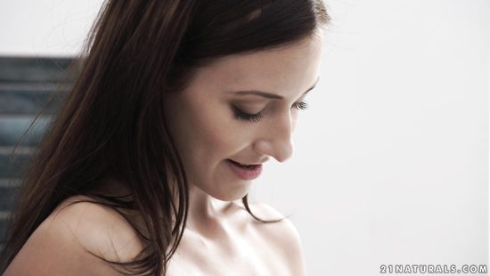 Встретила любовника на кухне и стала с ним жадно трахаться