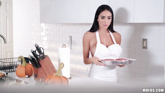 Подглядывание за хозяйкой дома переросло в секс на кухне