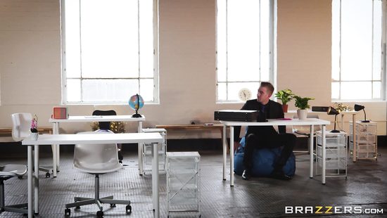 Пошлая блондинка разделась перед мужиком и предложила трах