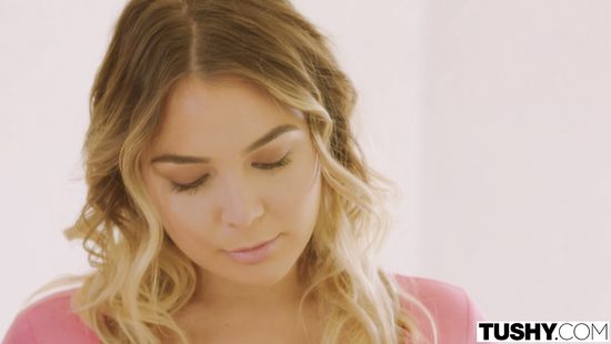 Жена помогла мужу оттрахать в задницу пришедшую гостью