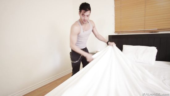 Чувак грубо трахает приехавшую подружку и унижает аналом