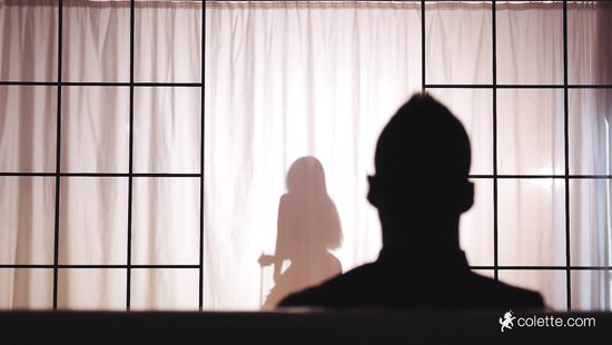 Девушка соблазнительно танцует перед чуваком и возбуждает на секс