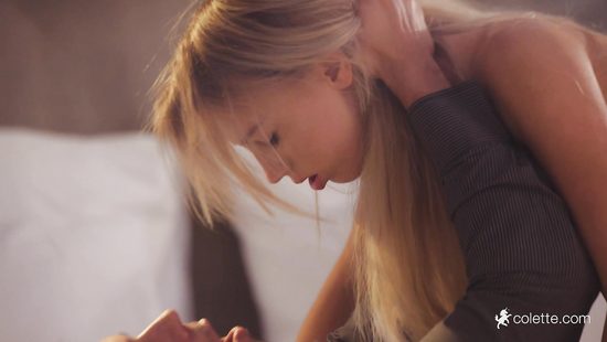 Девушка соблазнительно танцует перед чуваком и возбуждает на секс