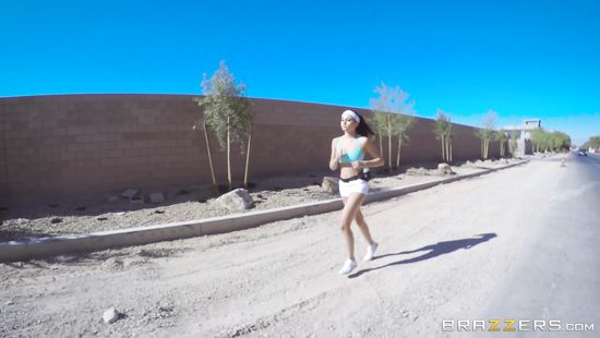 Помог спортсменке расслабиться своим крепким членом