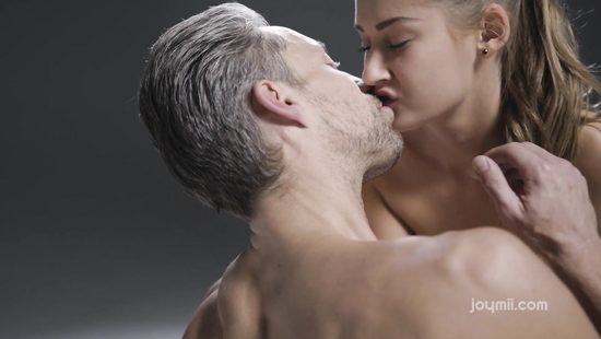 Массажистка заинтересовалась пенисом клиента и устроила секс