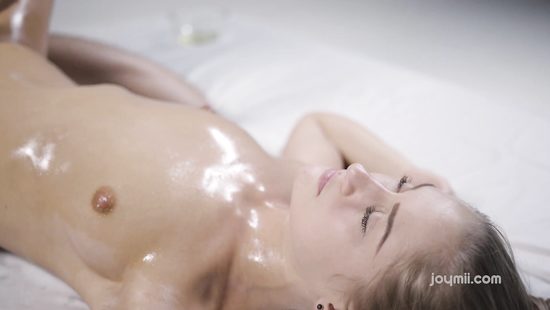 Массажистка заинтересовалась пенисом клиента и устроила секс