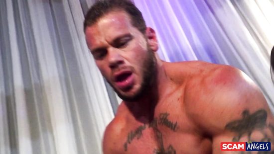 Три шлюшки уединились с парнем ради классной групповухи