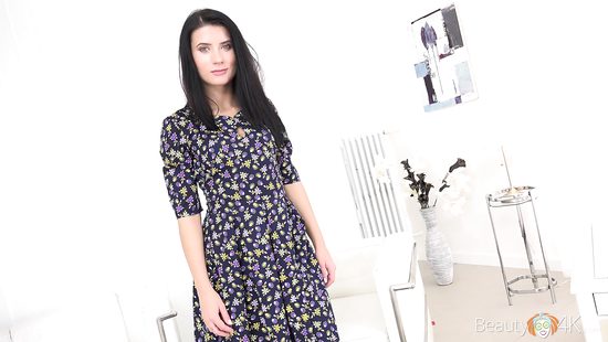 Ухоженная девушка поддалась чарам порно агента и раздвинула ноги