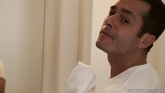 Отправила парню полуобнаженные фото и получила от него трах