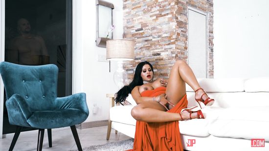 Восхитительная сиськастая шлюха трахается сразу с двумя мачо