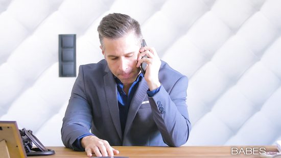 Секретарша в развратной юбке спровоцировала шефа на секс