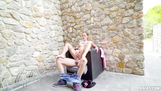 Поймал девушку на спортивной пробежке и предложил спаривание