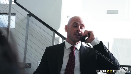 Деловая сучка предложила боссу интимное развлечение