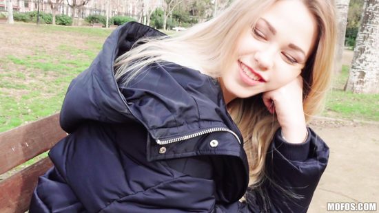 Пикапер уболтал студентку на быстрый перепихон в парке