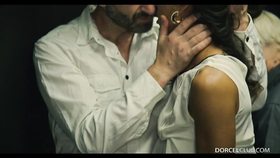 Стройная телочка трахается с двумя мужиками в подземном переходе