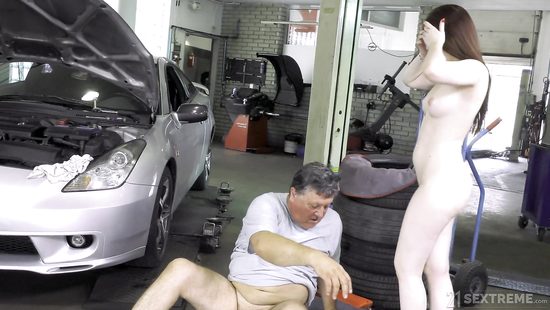 Помощница механика любит ключи на 10