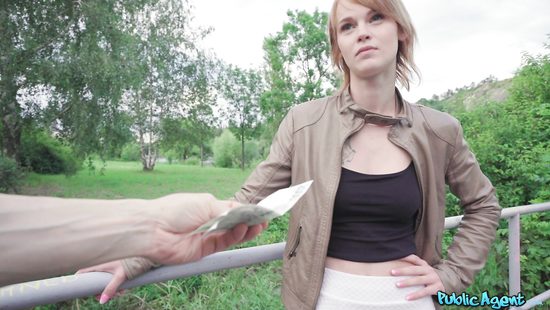 Дала бы и бесплатно, но бабки заставили это сделать мгновенно