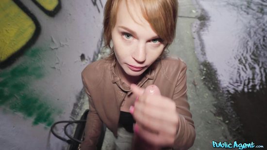 Дала бы и бесплатно, но бабки заставили это сделать мгновенно