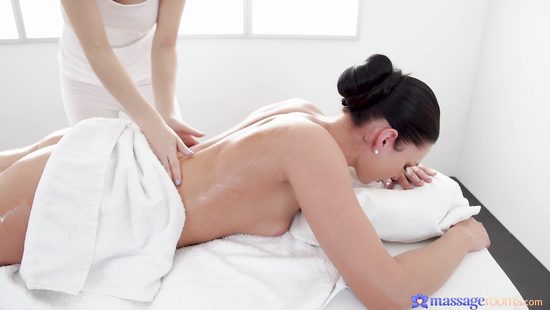 Азиатка знает толк в сексуальных акциях