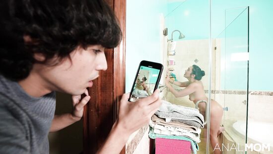 Хотел поиграть с другом, а вышло с аналом его мамки