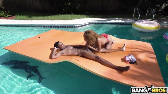 Микс молочного шоколада с загорелым членом