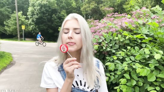 Милейшая девка страны оказалась любительницей минета в саду