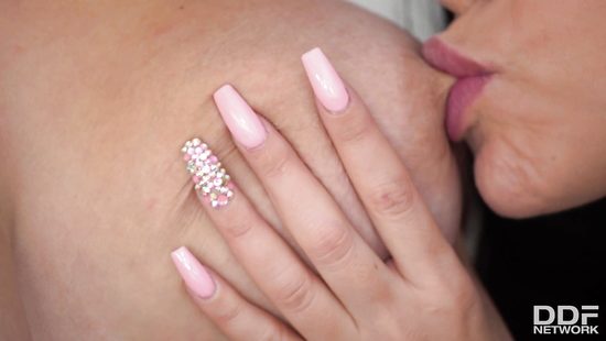 И фитоняшки устроили праздничную групповуху в зале