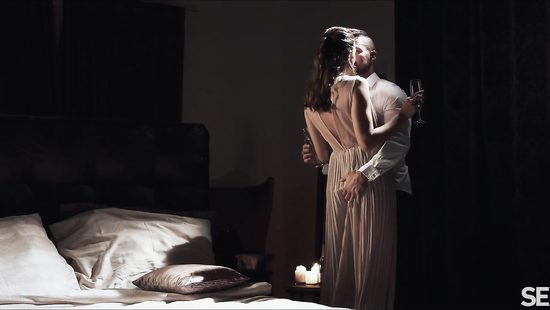 Под шампанское любой вечерок становится сексуальным