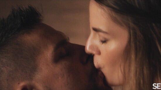 Пьяный качок готов вылизывать писю прямо в баре