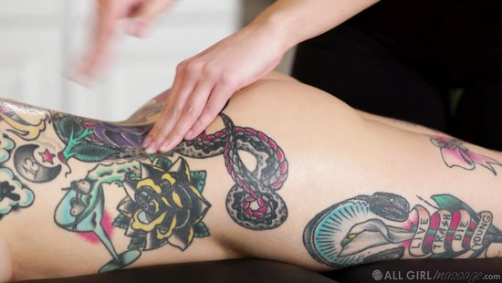 Девочкам в масле не до массажа