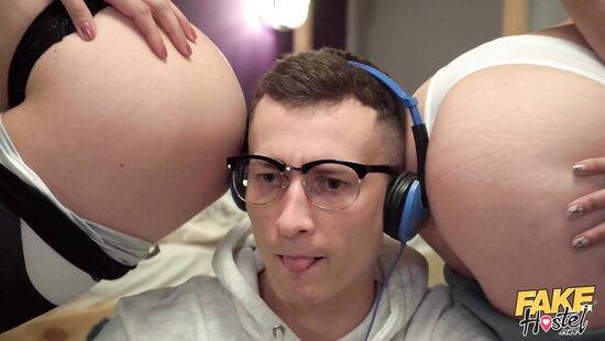 Геймера и тройничком сложно отвлечь