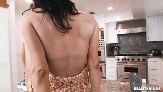 Потрахаться при гостях втройне приятней