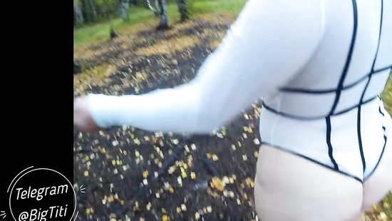 Фотомодель с большой жопой тверкает в парке у озера