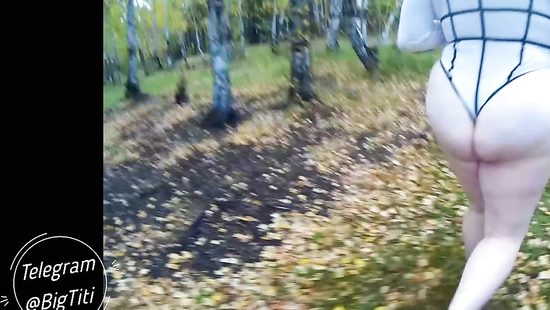 Фотомодель с большой жопой тверкает в парке у озера