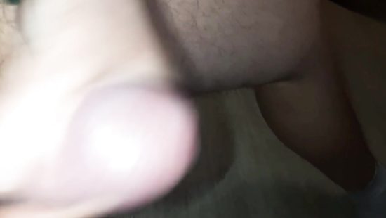 Дрочит член