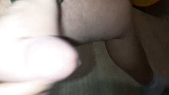 Дрочит член