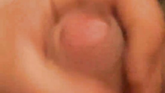 Дрочит член и кончает