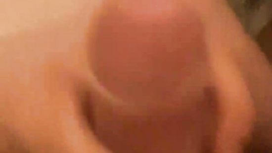 Дрочит член и кончает