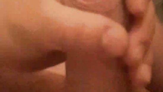 Дрочит член и кончает