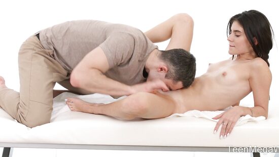 Миниатюрная скромница не умеет отказывать