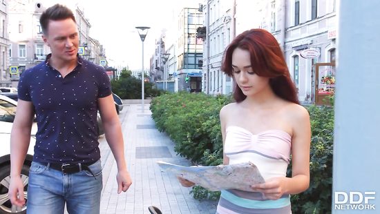 Пикапер выпорол на чемодане рыжеволосую туристку