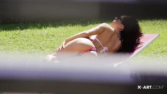 Русская красавица Саша мастурбирует пирсингованную киску в саду