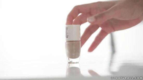 Озабоченный фетишист обкончал изящные ножки сексуальной леди