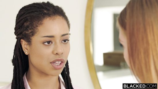 Возбуждающая негритянка пригласила рыжую сучку для траха с мужем